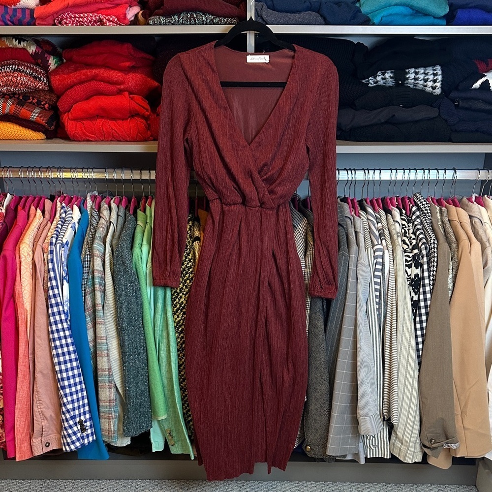 All in Favor burgundy long sleeve elastic waistband v neck midi dress size S